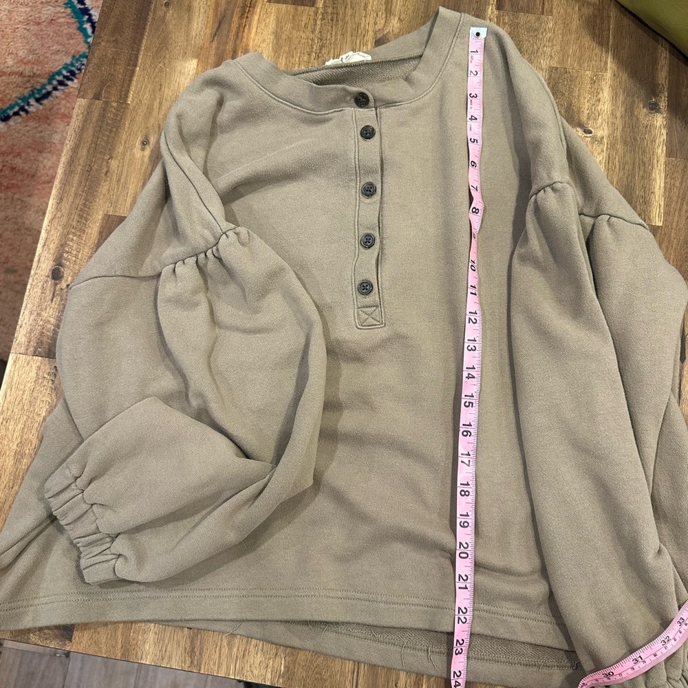 Madewell XL pullover sweatshirt with gathered sleeves and button placket